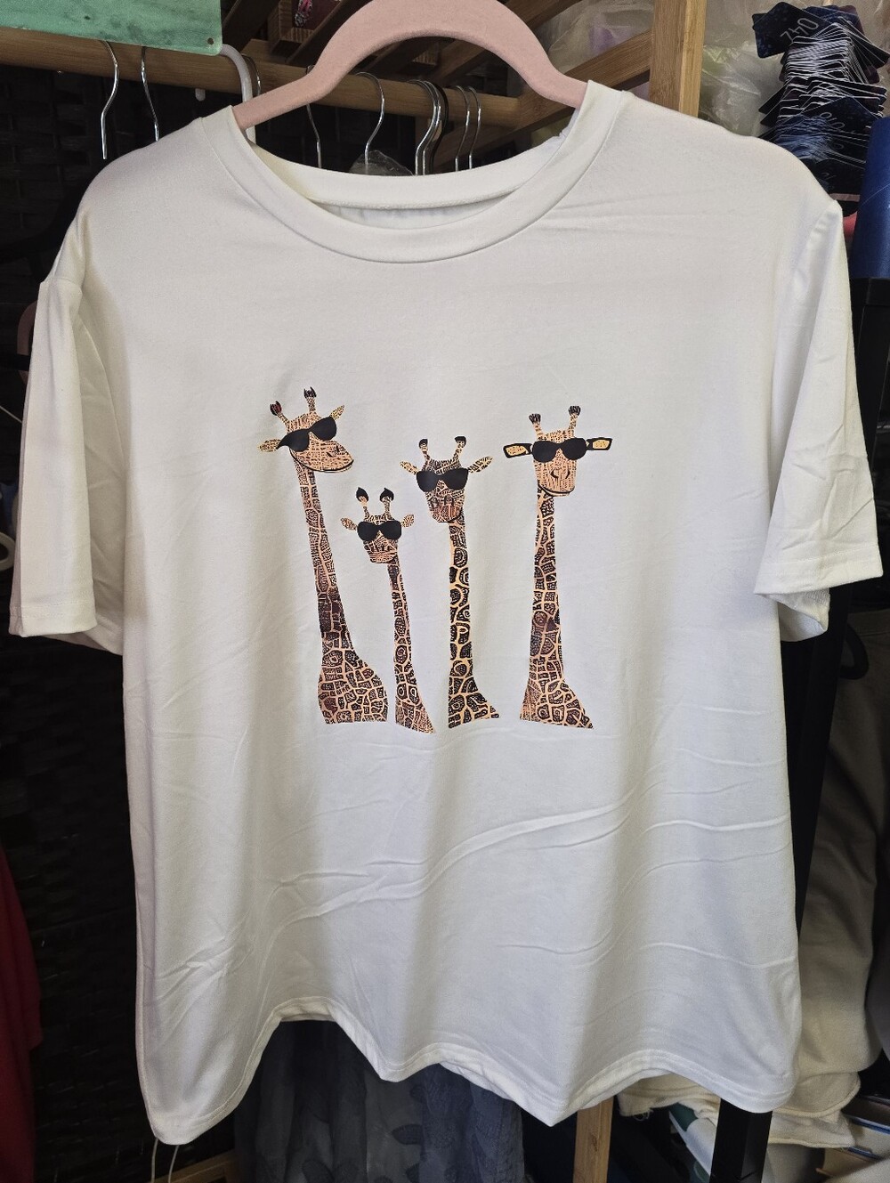 #0676 1XL White Giraffe Sunglass Tee 23.5"PTP 26"Long SOFT!